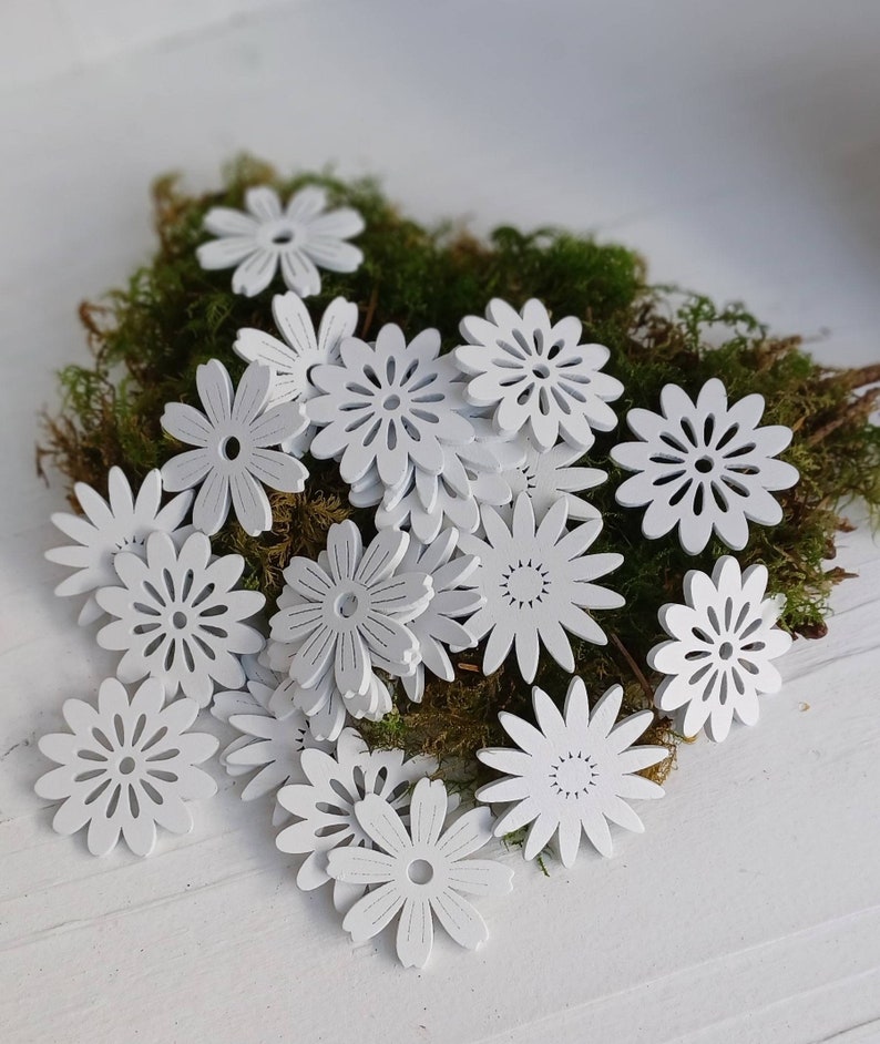 Holzblüten Streu 24 Stück Holzteilestreu Streudeko Tischdeko Blumen Holzblüten Mini Holzblüten Frühlings Deko Sommer Deko Marthas Hus Bild 1