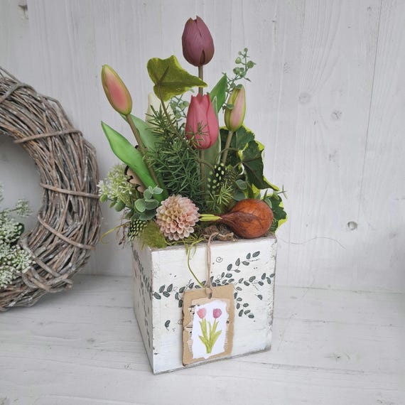 Frühlingsgesteck Tulpen, handbemalte Holzkiste, Tischgesteck Frühling, Oster Gesteck, Tulpengesteck, Osterblumen Deko, Frühlingsdeko