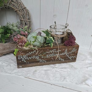 Herbstkiste Kürbisgesteck mit Windlicht und Deko Kürbis Tischgesteck Herbst Deko Gesteck mit Blumen Landhaus Tischdeko Holzkiste Blumenkiste
