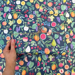 Sommer Früchte recycelbare Geschenkpapier, Umweltfreundliche Geschenkverpackung, Fruchtiges Musterdesign, jede Gelegenheit, Geburtstagsgeschenkverpackung, Obstillustration