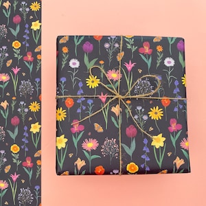 Carta da regalo riciclabile floreale scura, Carta da regalo ecologica per compleanni, Motivo floreale botanico, Qualsiasi occasione, Illustrazioni floreali e di insetti