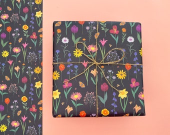 Papel de regalo reciclable floral oscuro, Envoltorio de regalo de cumpleaños ecológico, Patrón de flores botánicas, Cualquier ocasión, Ilustraciones florales y de insectos