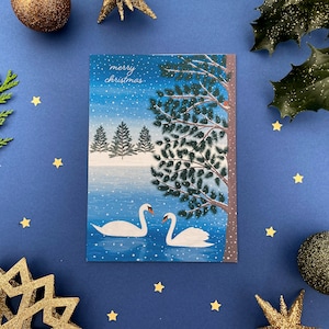 Carte de joyeux Noël avec un cygne, carte d'illustration d'hiver, lac d'hiver, paquet de cartes de Noël fait main, carte de rouge-gorge de Noël, scène de neige, lac des cygnes
