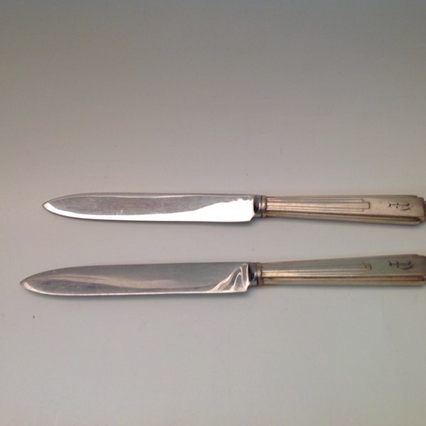 Pair (2) Dinner Knives Reed & Barton Silver Plate Maid of Honor Monogrammed "P"