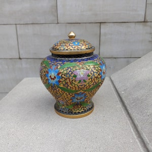 Cloisonne Messing Ingwertopf, chinesisch, 20.Jh., erhabene Emaille Verzierung auf vergoldetem Grund