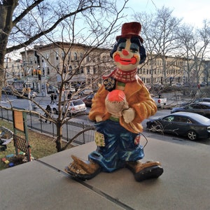 Vintage Pappmaché Clown mit Ballon, verrückter Kleidung und zerfetzten Schuhen 40cm
