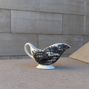 ROYAL STAFFORDSHIRE Clarice Cliff Tonquin Black Individual Gravy Boat