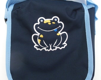 Kindergartentasche Blau mit Frosch und auf Wunsch mit Namen Ihres Kindes bestickt