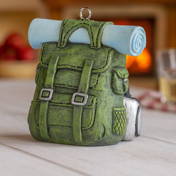 Miniatur Rucksack Grün 5cm – Puppenhaus Zubehör, Wichteltür Deko, Diorama Outdoor-Accessoire