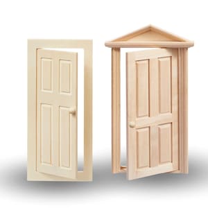 Könnte beinhalten: Zwei unfertige Holztüren, eine mit einem einfachen Rahmen und die andere mit einem dekorativen dreieckigen Oberteil. Beide Türen sind offen und haben ein traditionelles sechsfacheliges Design.