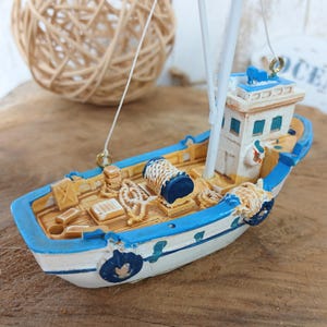 Miniature Fishing Boat – 9cm Polyresin Model – Nautical Dollhouse Accessory, Coastal Diorama Decor, Fairy Garden Boat