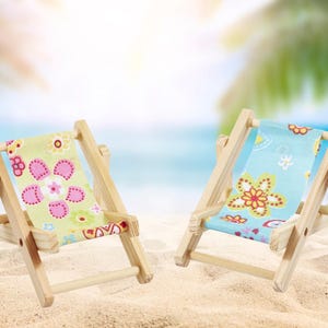 Miniatur Liegestuhl natur bunt | Maritime Dekoration Strandstuhl | Mini Dekofigur Strandliege als Wichtel Zubehör | Puppenhaus Modellbau