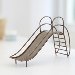 Miniatur Rutsche 12,5cm in braun aus Metall | Mini Gartenmöbel Metallrutsche | Wichtel Zubehör Kinderrutsche