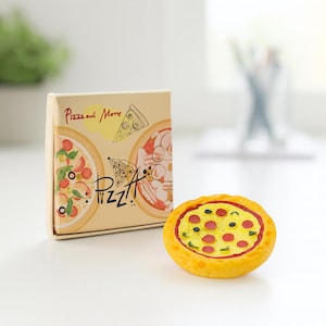 Miniatur Pizza im Karton – ca. 3,3 cm – Wichtel Zubehör – Puppenhaus Deko – Mini Küche Pizzeria Essen
