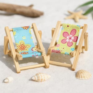 Miniatur Liegestuhl natur bunt | Maritime Dekoration Strandstuhl | Mini Dekofigur Strandliege als Wichtel Zubehör | Puppenhaus Modellbau