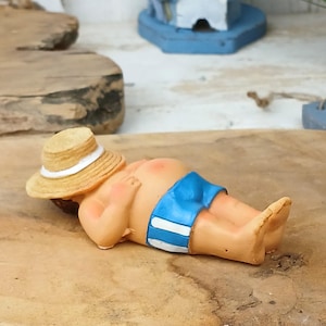 Beach Man Figurine in Blue Swim Trunks – Nautical Resin Decor 9x5cm – Coastal Summer Decoration for Bathroom or Beach House