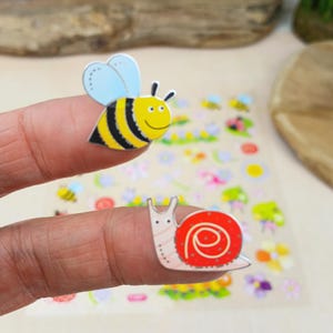 Tier Aufkleber Set – ca. 58 süße Insekten & Blumen Sticker – Marienkäfer, Bienen, Schmetterlinge – Glanz-Effekt – Stickerbogen 17 x 15 cm