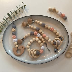 オプションでベビーカー チェーン、おしゃぶりチェーン、つかむおもちゃ、Maxi-Cosi またはベビー シート用のペンダントで構成されるベビー ギフト セットの誕生