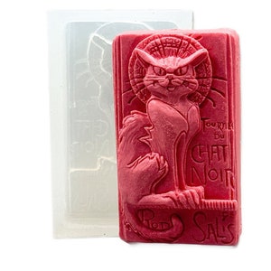 Könnte beinhalten: Eine rosa Seife mit einem Reliefbild einer Katze und dem Text "Tournée du Chat Noir" und "Rod Sails".