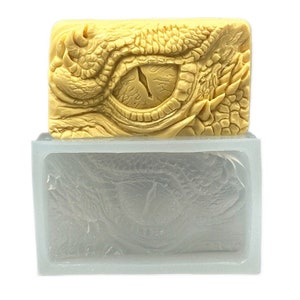 以下が含まれることがあります： ドラゴンの目の形をした石鹸を作るためのシリコンモールド。モールドは透明で、鱗や瞳など、目の詳細がわかります。