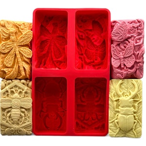 Puede incluir: Un molde de silicona rojo con seis cavidades rectangulares. Cada cavidad presenta un diseño de insecto diferente: una libélula, una abeja, un escarabajo y tres mariposas. El molde es perfecto para hacer jabón, resina u otras manualidades.