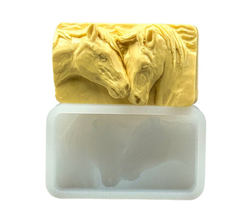 K&ouml;nnte beinhalten: Eine Silikonform zum Herstellen von Seife oder Kunstharzhandwerk. Die Form zeigt ein detailliertes Design von zwei Pferdek&ouml;pfen, die sich die Nasen ber&uuml;hren.