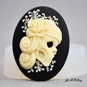 SKULL SILICONE MOLD  Cameo Flexible  Mould For Resin Polymer Clay Chocolate pendant Food Safe bride icing wax plaster goth halloween cameo