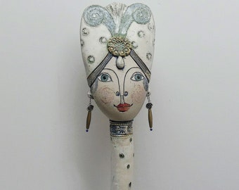 Keramikskulptur, GARTENPRINZESSIN PAMINA elfenbeinfarbig mit kleinem SCHÖNHEITSFEHLER