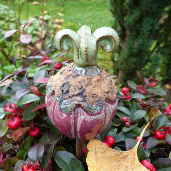 Frei modelliertes Keramikobjekt  " FRUCHTFORM" in weinrot aus frostfestem lederfarbenem Steinzeugton, Höhe 9,5cm.