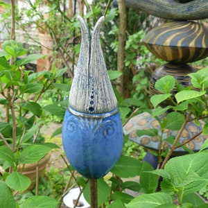frostfester Keramik Beetstecker große BLÜTENKNOSPE, sich öffnend in Blautönen Bild 5