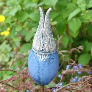 frostfester Keramik Beetstecker große BLÜTENKNOSPE, sich öffnend in Blautönen Bild 4