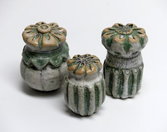 Bed plug ensemble POPPY CAPSULES made of frost-resistant stoneware clay