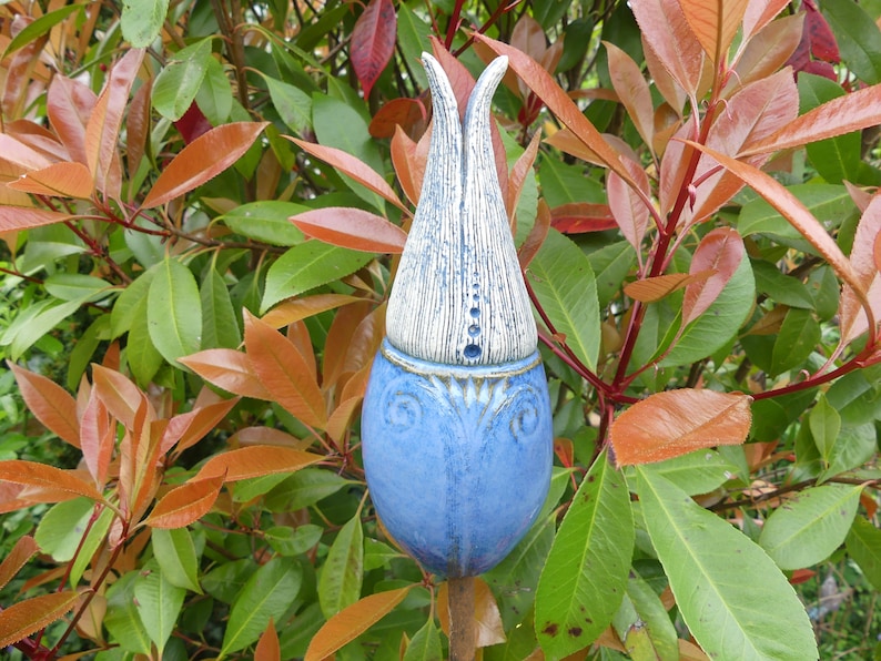frostfester Keramik Beetstecker große BLÜTENKNOSPE, sich öffnend in Blautönen Bild 1