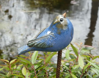 frostfester Keramik Steckvogel in leuchtendem Blau