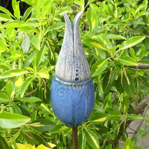 frostfester Keramik Beetstecker große BLÜTENKNOSPE, sich öffnend in Blautönen Bild 3