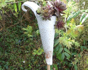 Gartenkeramik Beetstecker "TÜTENBLÜTEN" lederfarben mit weißer Glasur