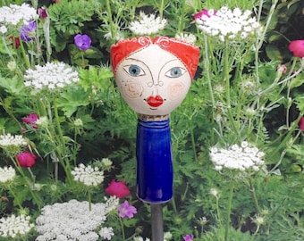 Gartenschmuck Objekt kleiner "GARTENPRINZ"  in rot und blau aus frostfestem Steinzeugton , Höhe 15cm.