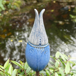 frostfester Keramik Beetstecker große BLÜTENKNOSPE, sich öffnend in Blautönen Bild 2