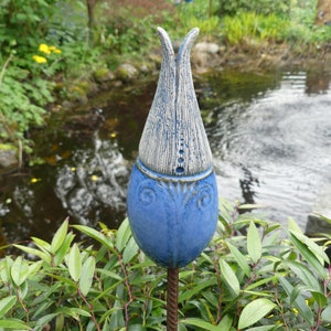 frostfester Keramik Beetstecker große BLÜTENKNOSPE, sich öffnend in Blautönen Bild 6