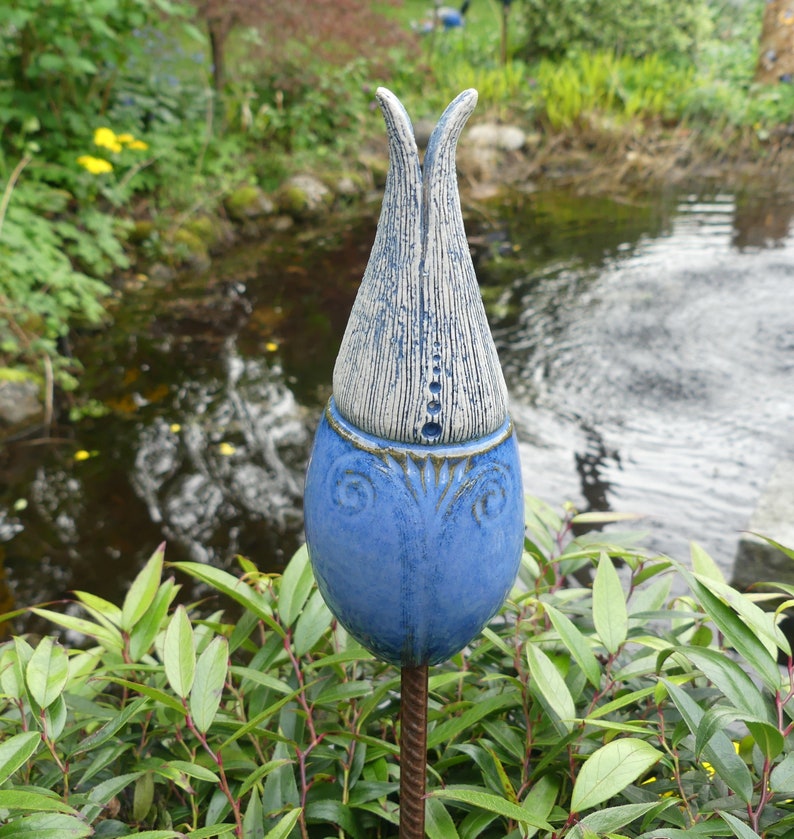 frostfester Keramik Beetstecker große BLÜTENKNOSPE, sich öffnend in Blautönen Bild 6