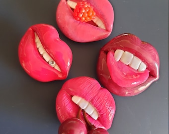 Realistische dunkelrote Lippen Brosche, Biss Lippen Brosche, Lippen Schmuck Idee Geschenk handgefertigt Weinachtsgeschenk