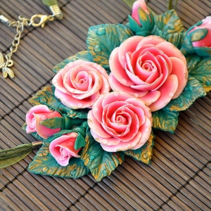 Armband met hanger gemaakt van Fimo Rose hanger bloemen polymeer klei bloemen decoratie pasen cadeau moederdag cadeau cadeau afbeelding 4