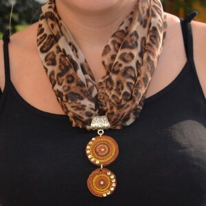 Halsband mit Anhänger aus Fimo Fimoperlen romantisches Geschenk für sie bunte Perlen Muttertaggeschenk Weihnachtsgeschenk Bild 3