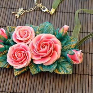 Armband met hanger gemaakt van Fimo Rose hanger bloemen polymeer klei bloemen decoratie pasen cadeau moederdag cadeau cadeau afbeelding 1