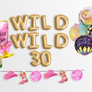 Peut inclure: Ensemble de décorations de fête d'anniversaire. Ballons en aluminium dorés épelant "WILD WILD 30". Comprend une bouteille de champagne, un verre à champagne rose et plusieurs ballons colorés avec des messages d'anniversaire. Une bannière avec des bottes et des chapeaux de cow-boy roses.