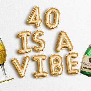 Op de afbeelding: Gouden folieballonnen met de tekst "40 IS A VIBE" met een champagneglas en een fles champagne. Op het champagneglas staat het woord "Cheers". De champagnefles heeft een gouden folie top en een groen etiket.