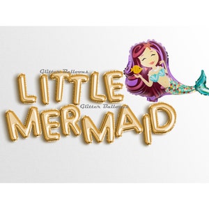Puede incluir: Globos de letras de l&aacute;mina dorada que deletrean "LITTLE MERMAID" con un globo de sirena morado que sostiene un pez amarillo.