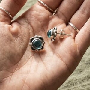 Puces d'oreilles en argent sterling apatite, tiges minimalistes en pierres précieuses bleues rondes