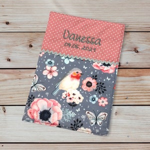 U-Heft-Hülle - Birdie / Rotkehlchen & Blumen --- personalisierbar mit Namen und Datum - grau / altrosa - Impfpassfach - Untersuchungsheft