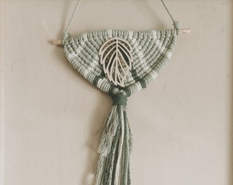 Small macramé wall hanging "Green Leaf"